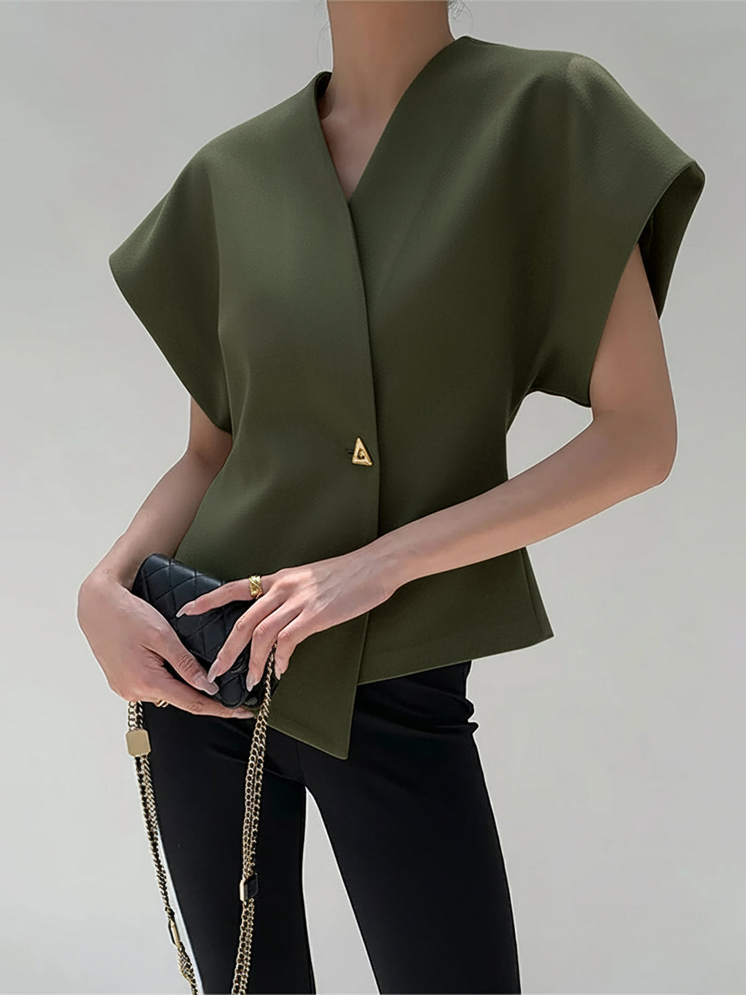 Damska Bluzka Bez Rękawów z Dekoltem V i Zapięciem na Guziki z Przodu