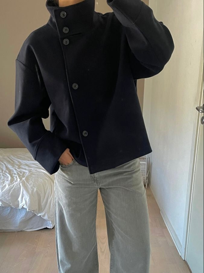 Damska kurtka krótka z wysokim kołnierzem i zamkiem