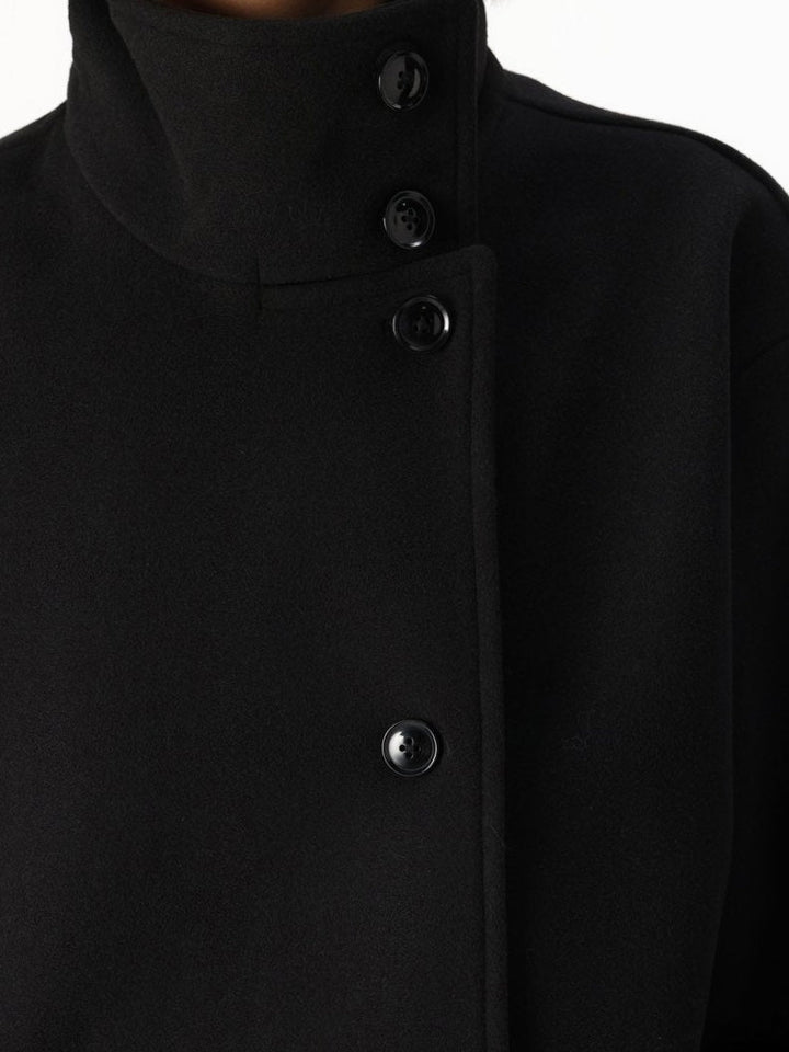 Damska kurtka krótka z wysokim kołnierzem i zamkiem