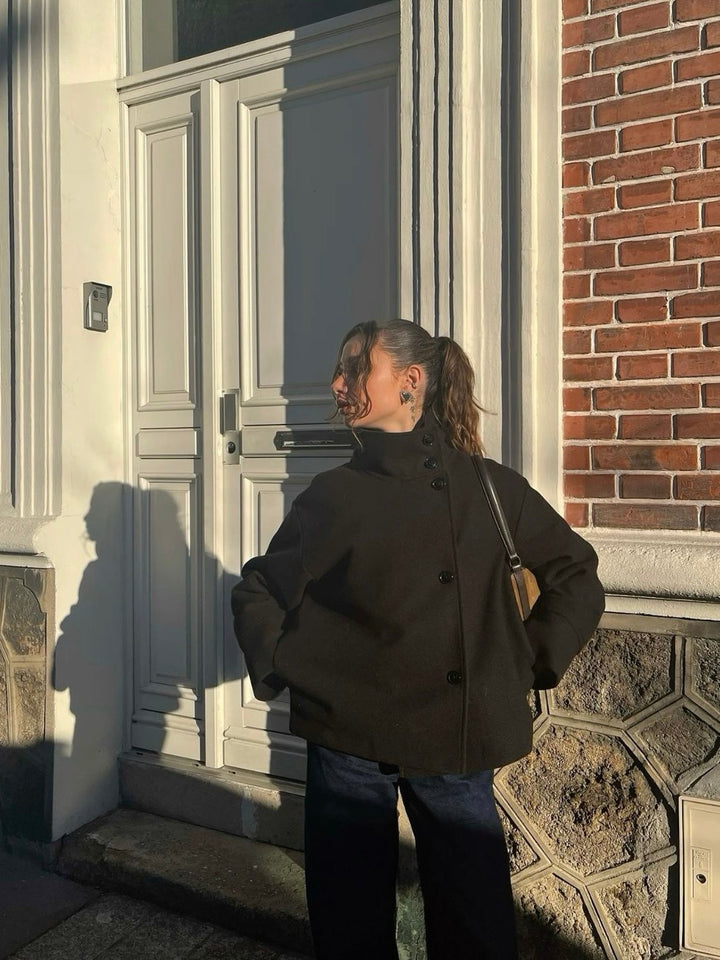 Damska kurtka krótka z wysokim kołnierzem i zamkiem