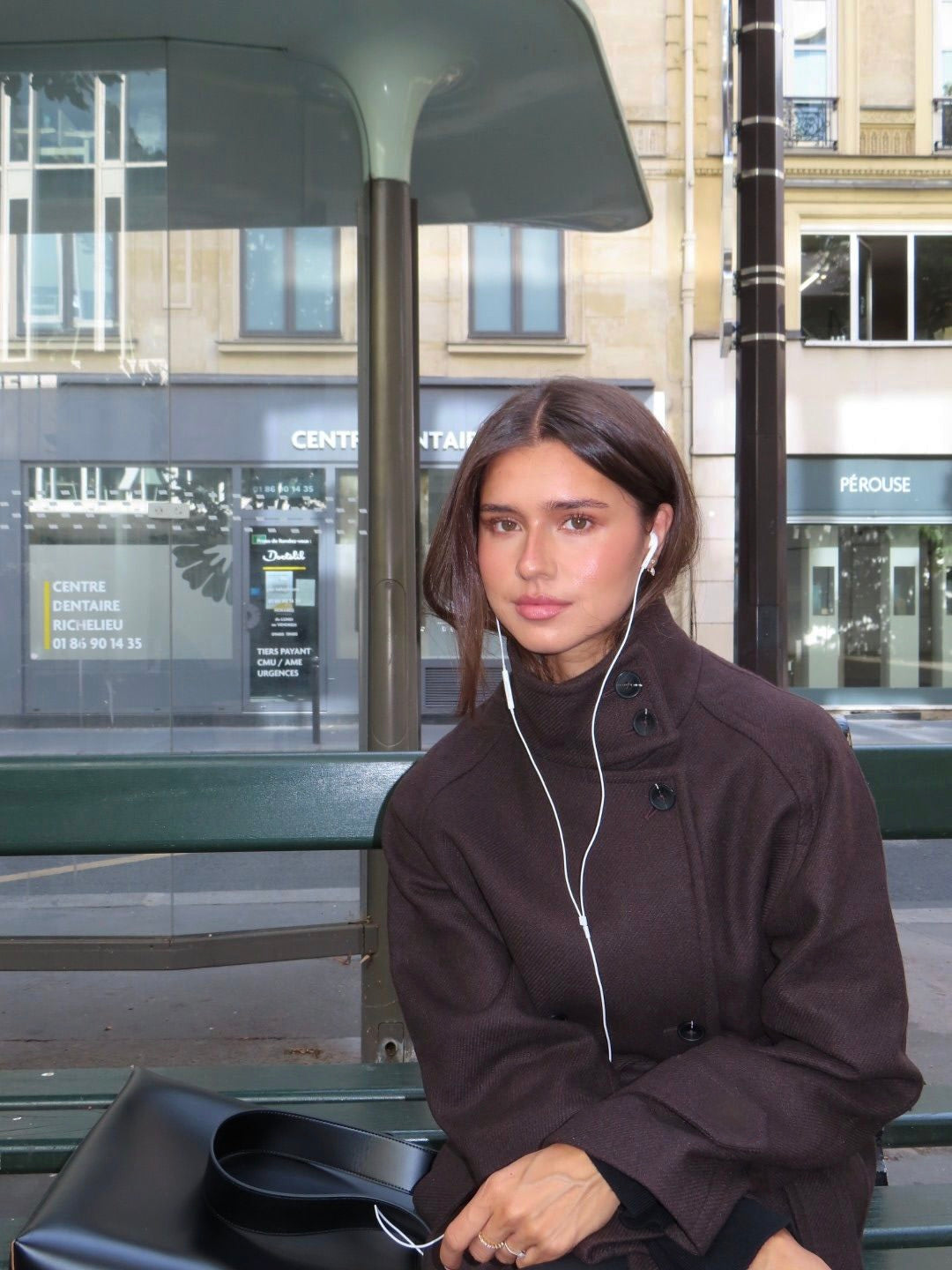 Damska kurtka krótka z wysokim kołnierzem i zamkiem