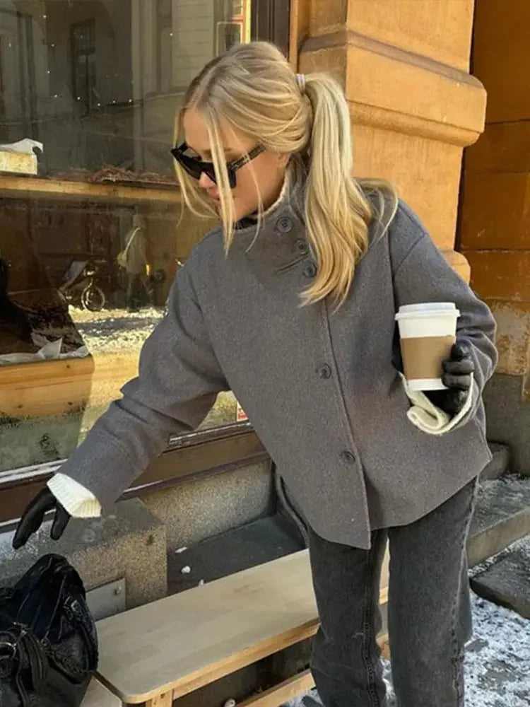 Damska kurtka krótka z wysokim kołnierzem i zamkiem