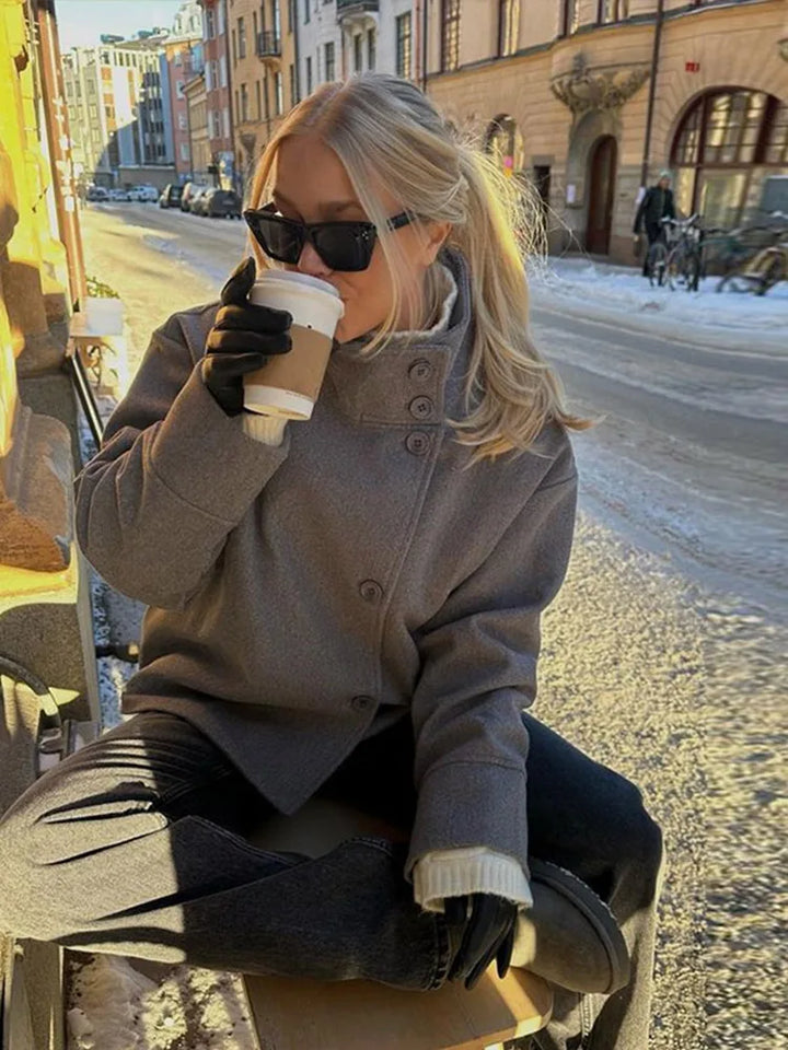 Damska kurtka krótka z wysokim kołnierzem i zamkiem