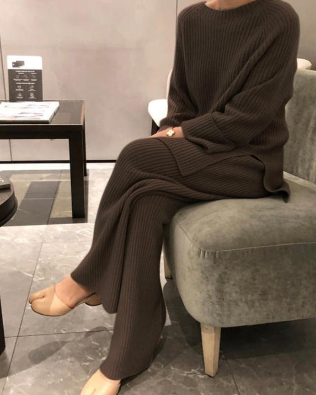 Damski Komplet Dzianinowy ze Swetrem i Szerokimi Spodniami