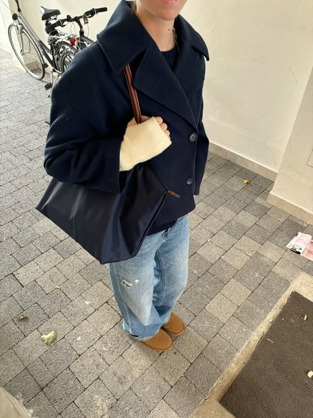 Damski płaszcz trencz dwurzędowy z szerokim kołnierzem