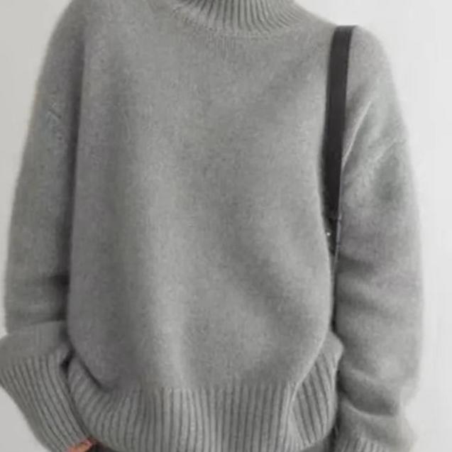 Damski sweter oversize z golfem i dzianinową powierzchnią